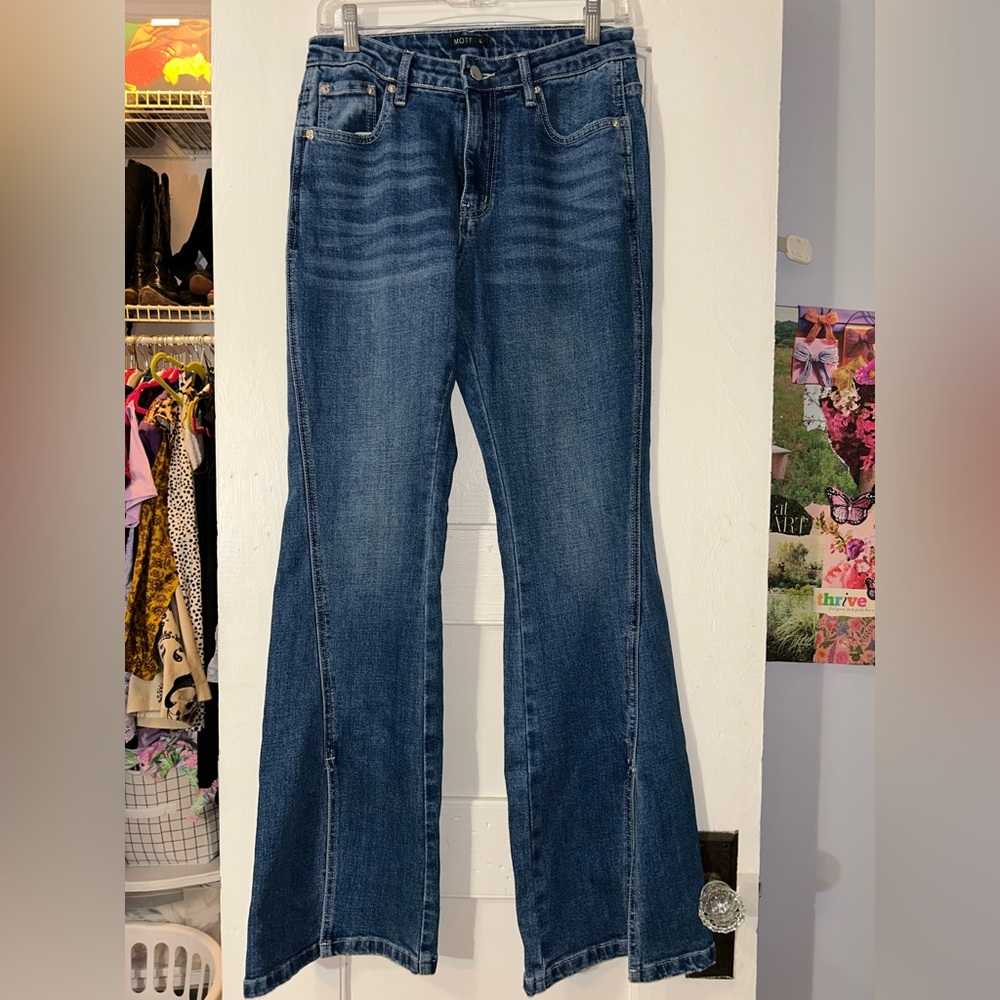 MOTF - L
Split Flare Leg Classic Denim Jean